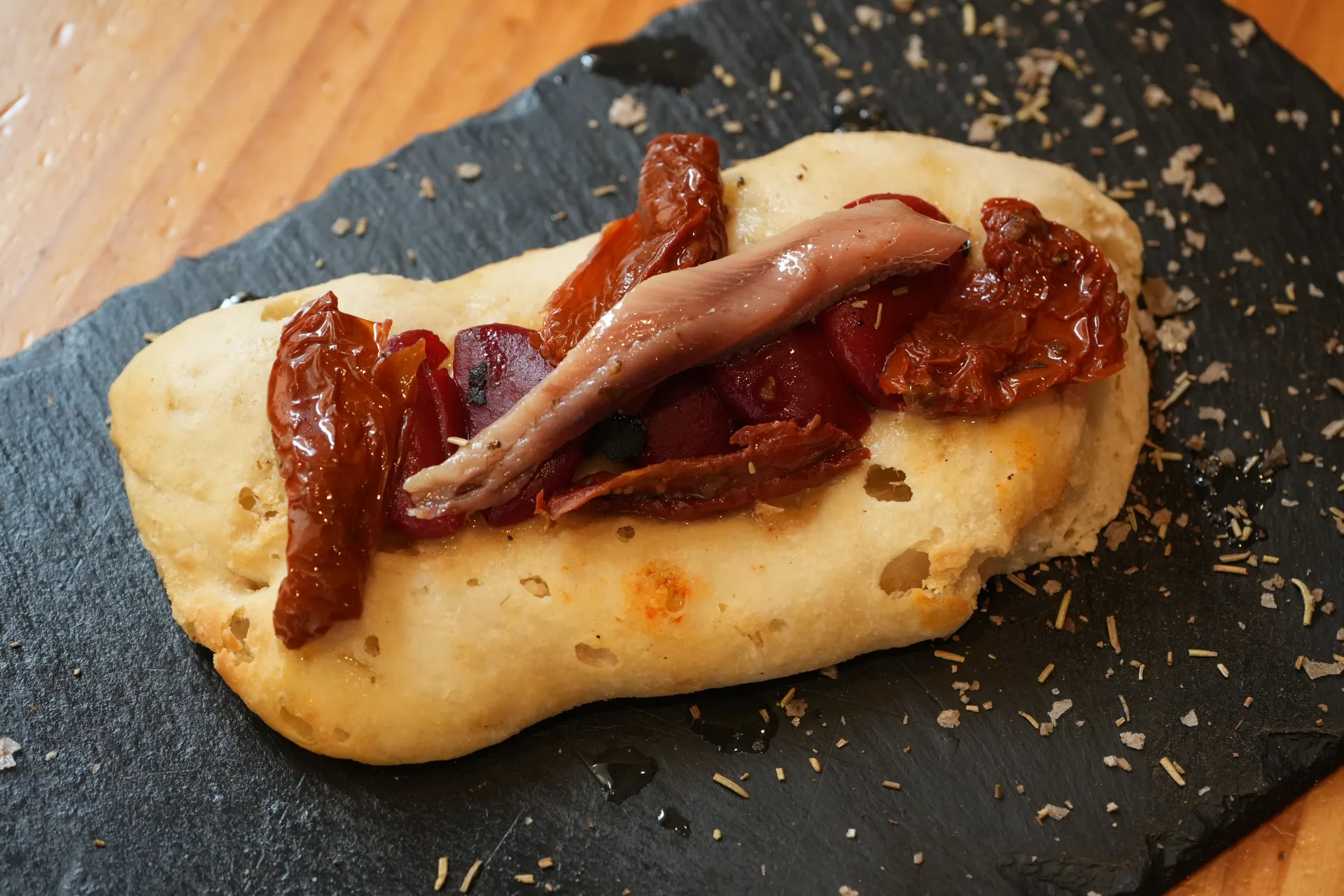 Coca de Pimientos Cherry Asados con Sardina Ahumada y Tomates Secos Ecológicos, de El Mosset Dénia, en la Jornada de Cocas de Dénia