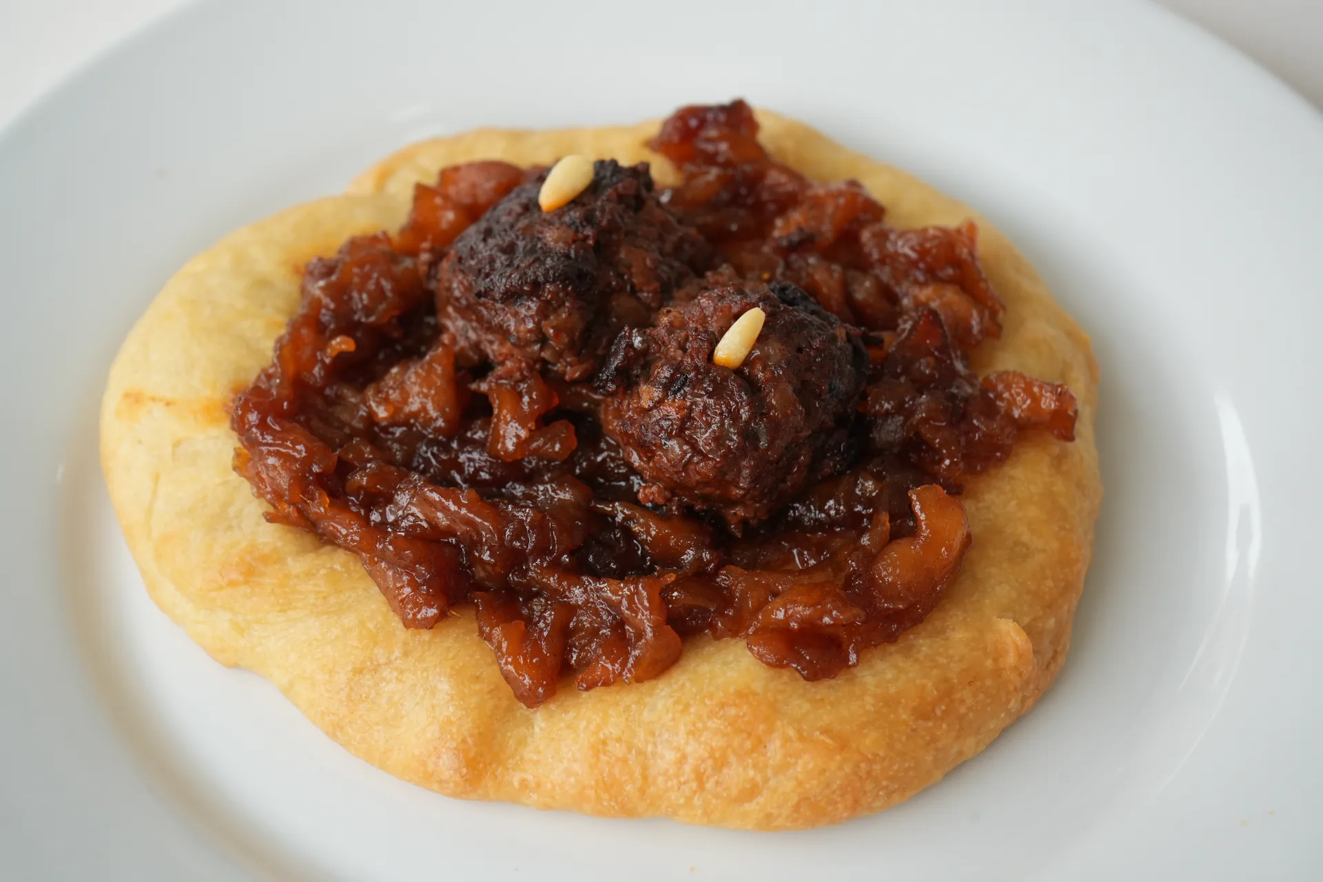 Coca de Morcilla, Manzana Caramelizada y Piñones, de A Mos Redo, en la Jornada de Cocas de Dénia