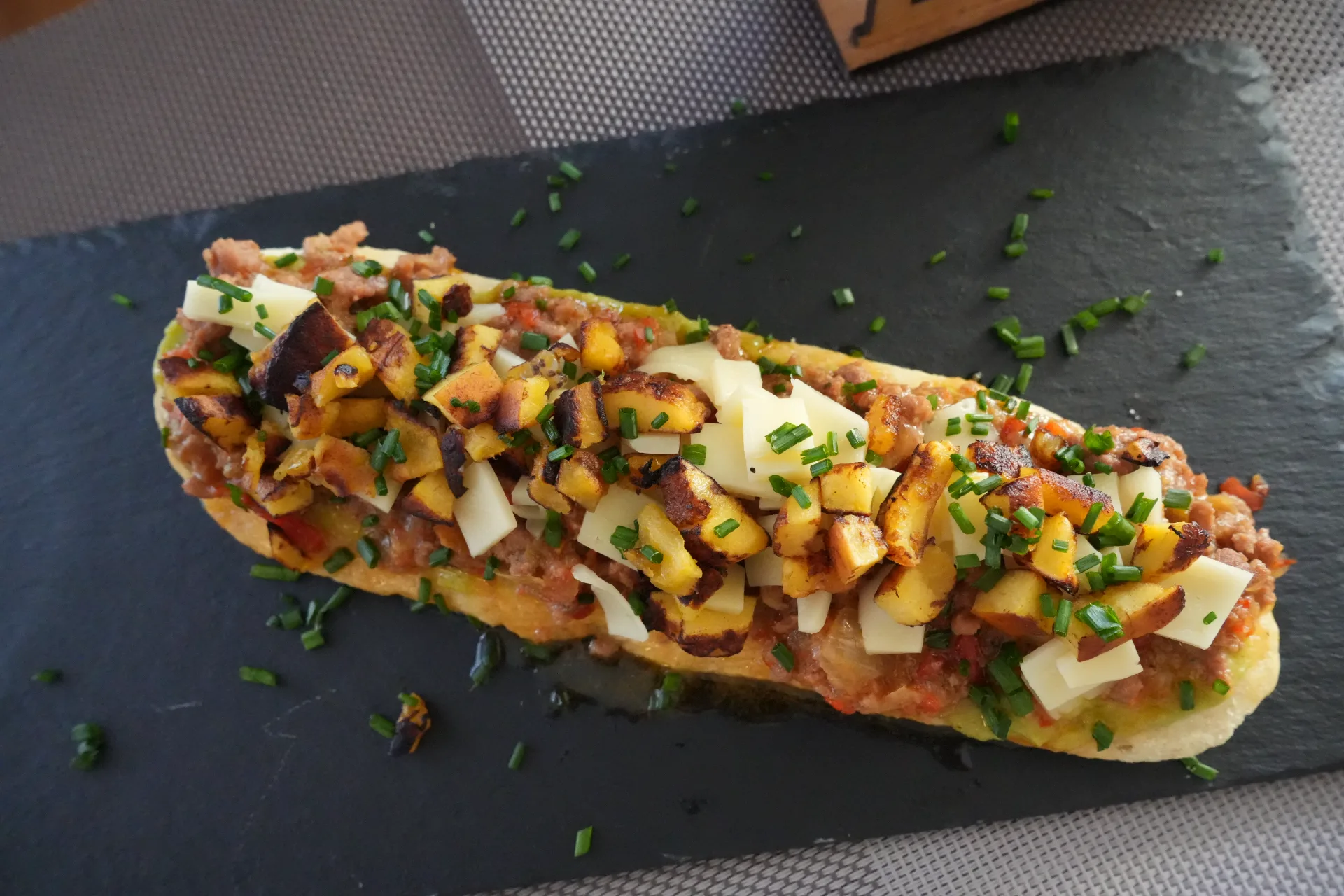 Coca de Carne Picada en Salsa con Queso Mozzarella Rallado y Cubitos de Plátano Maduro, de Bar Llorens, en la Jornada de Cocas de Dénia