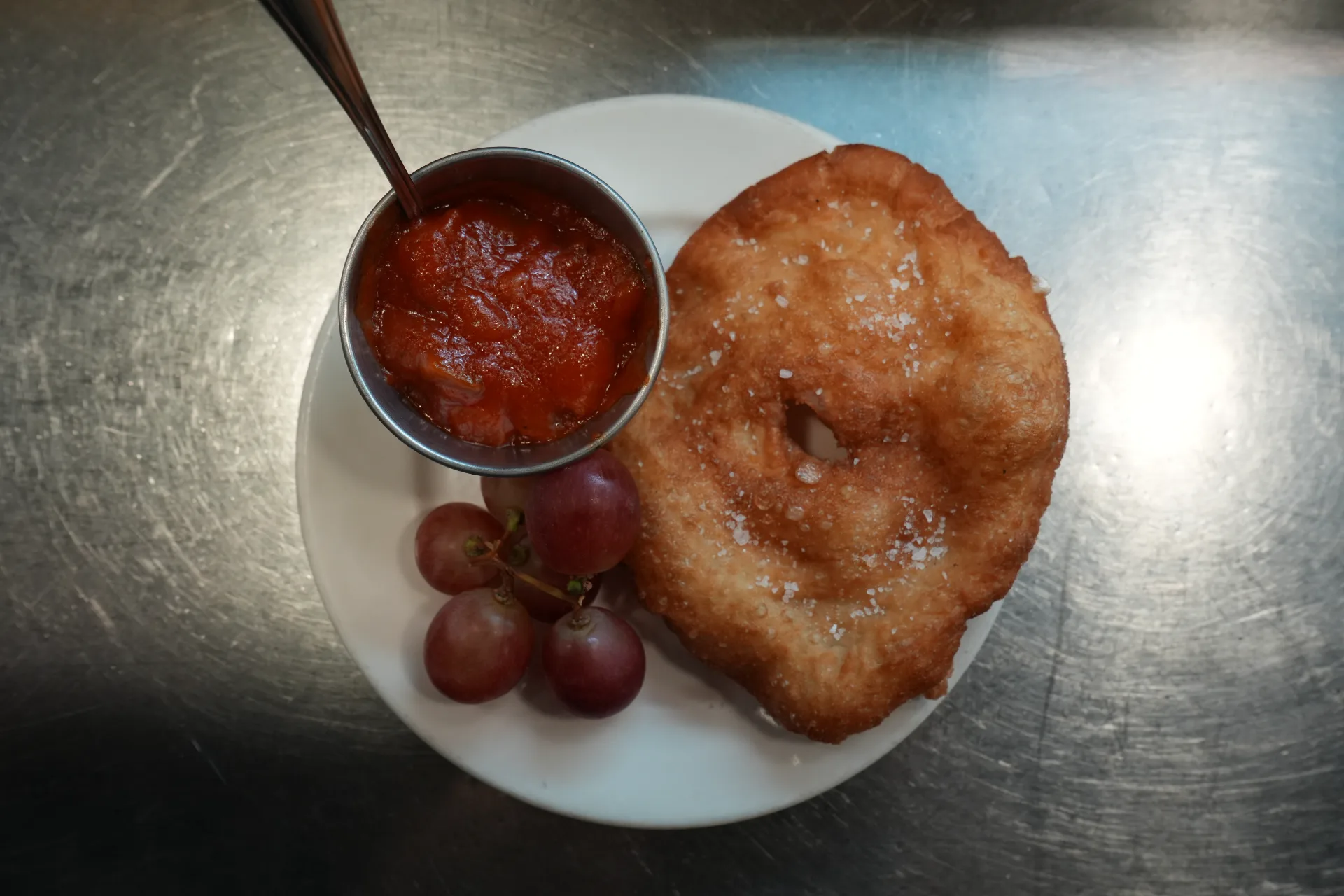 Coca del Forat con Tomacat y Uva, de Restaurante Vareta, en la Jornada de Cocas de Dénia