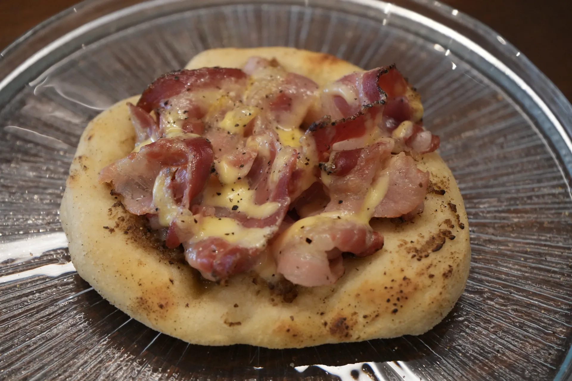 Base de Coca de Aceite con Cremoso de Tartufata, Panceta Curada en Pimienta y Salsa Holandesa, de Andares Ibéricos, en la Jornada de Cocas de Dénia