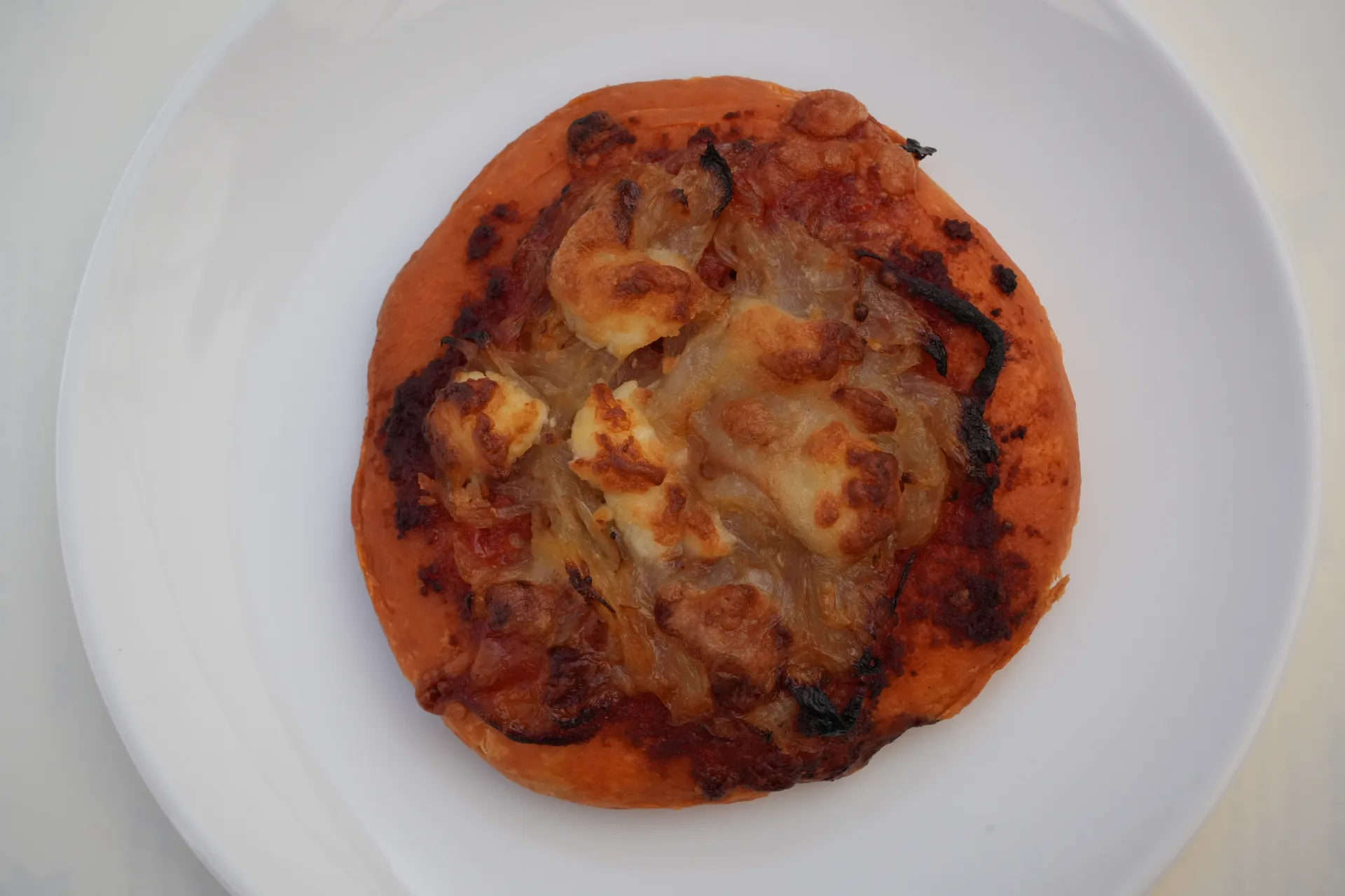 Coca de Sobrasada, Cebolla Caramelizada y Queso de Cabra, de La Cuarentena, en la Jornada de Cocas de Dénia