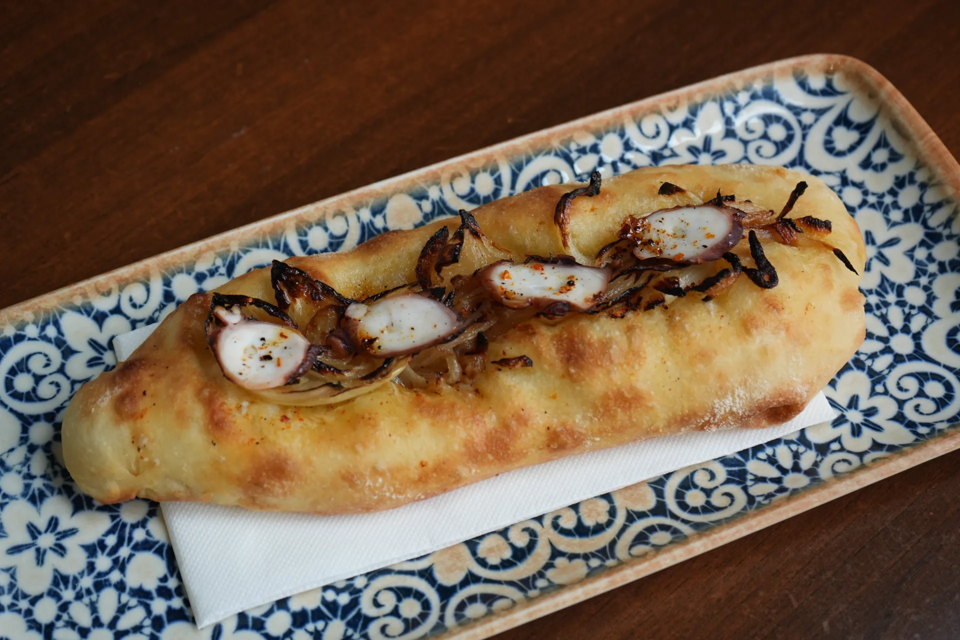 Coca de Pulpo Seco con Cebolla Caramelizada y Aceite con Pimentón de la Vera, de El Marino Port, en la Jornada de Cocas de Dénia