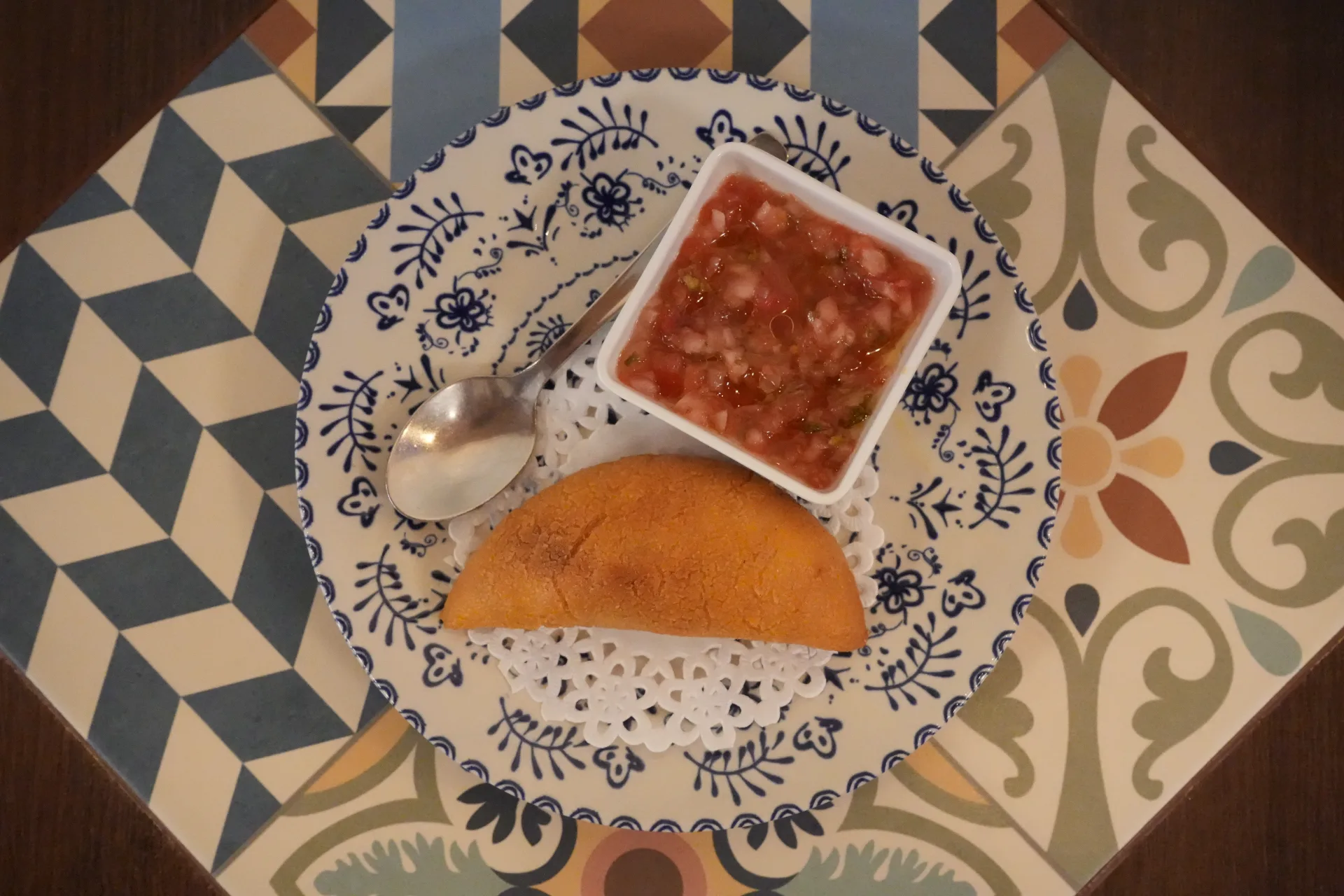 Empanada Colombiana de Maíz con Base de Carne, Patata, Cilantro, Especia fresca y Cebollita del Sur, de La Cambra Del Senyoret, en la Jornada de Cocas de Dénia