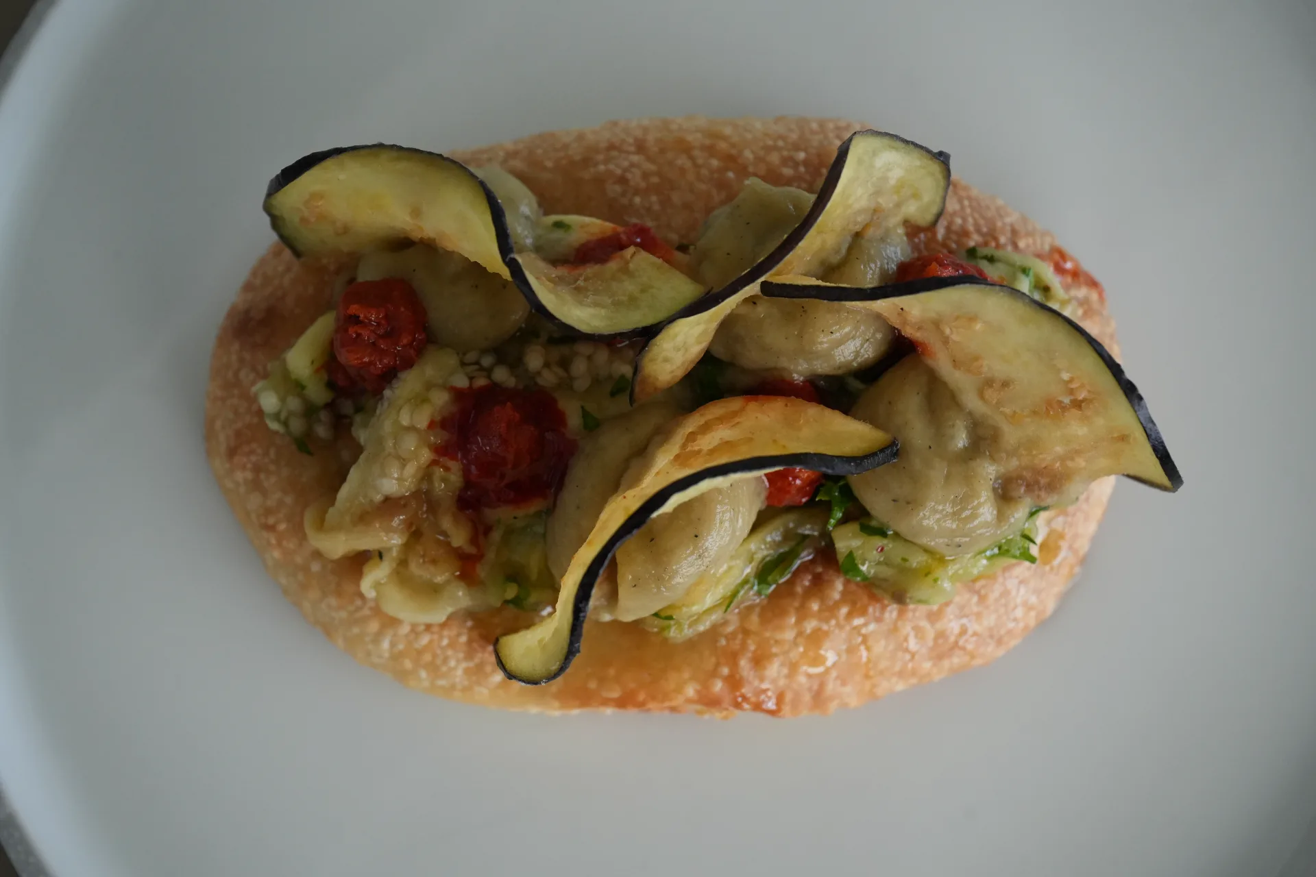 Masa de Aceite y Leche, Berenjena, 'Nduja Calabresa y Miel, de Nomada, en la Jornada de Cocas de Dénia