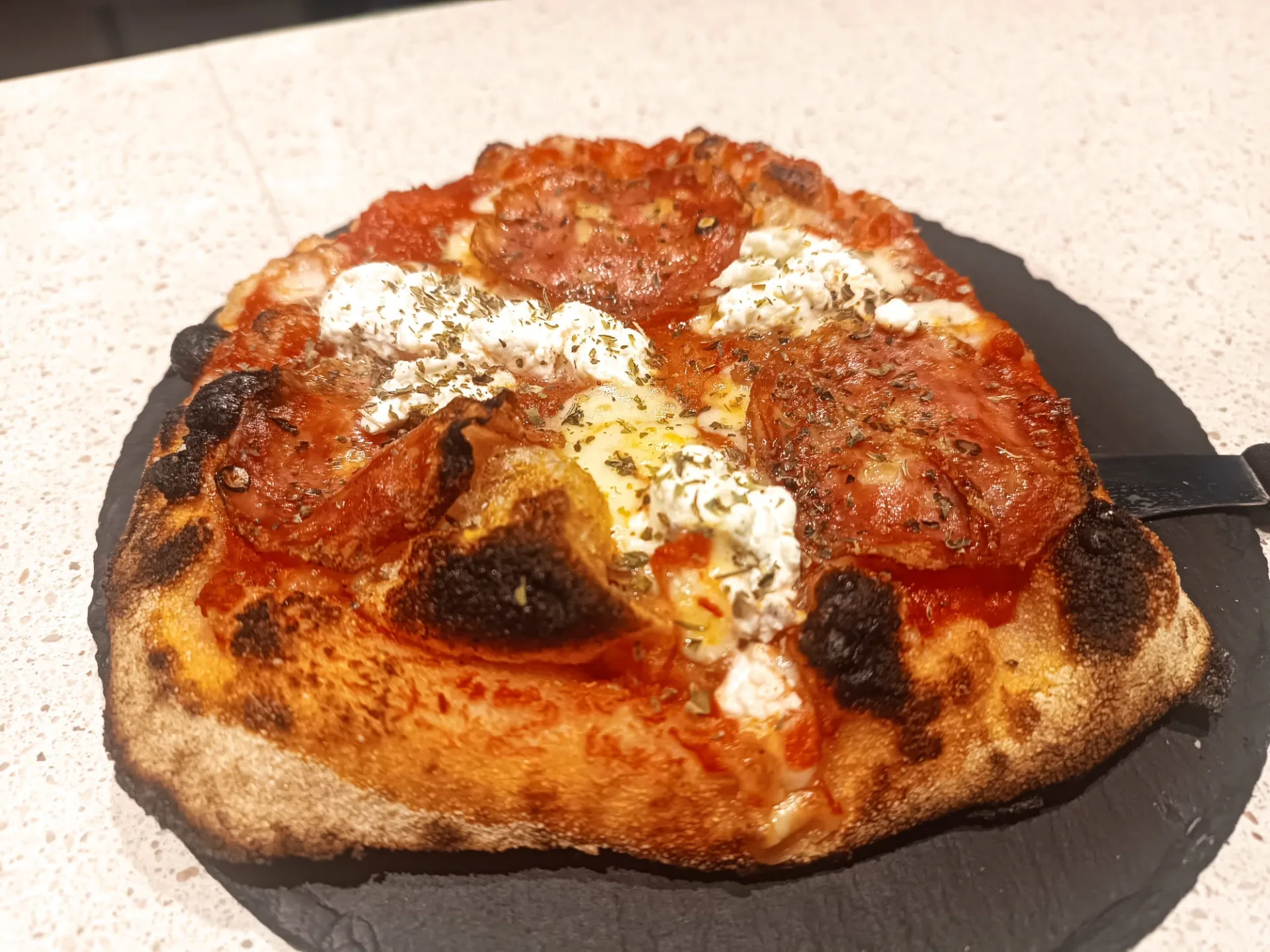 Pizza Tomate, Mozzarella Fior Di Latte, Salame di Napoli, Ricotta, Origano, de Pizzería Casa Papat, en la Jornada de Cocas de Dénia