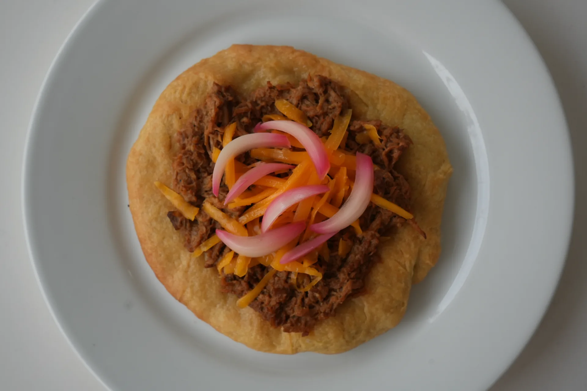 Coca de Pulled Pork, Queso Cheddar y Cebolla Encurtida, de A Mos Redo, en la Jornada de Cocas de Dénia