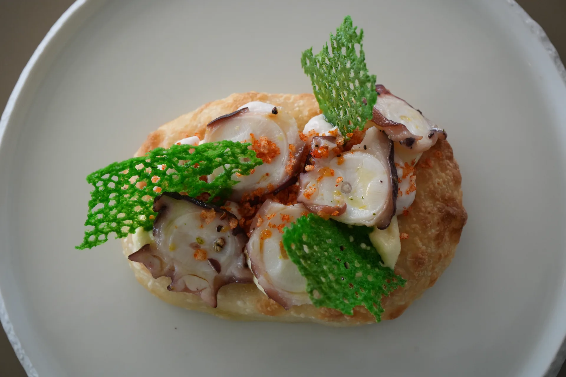 Masa de Aceite y Leche, Pulpo, Crema de Patata, Pimentón y Teja de Perejil, de Nomada, en la Jornada de Cocas de Dénia
