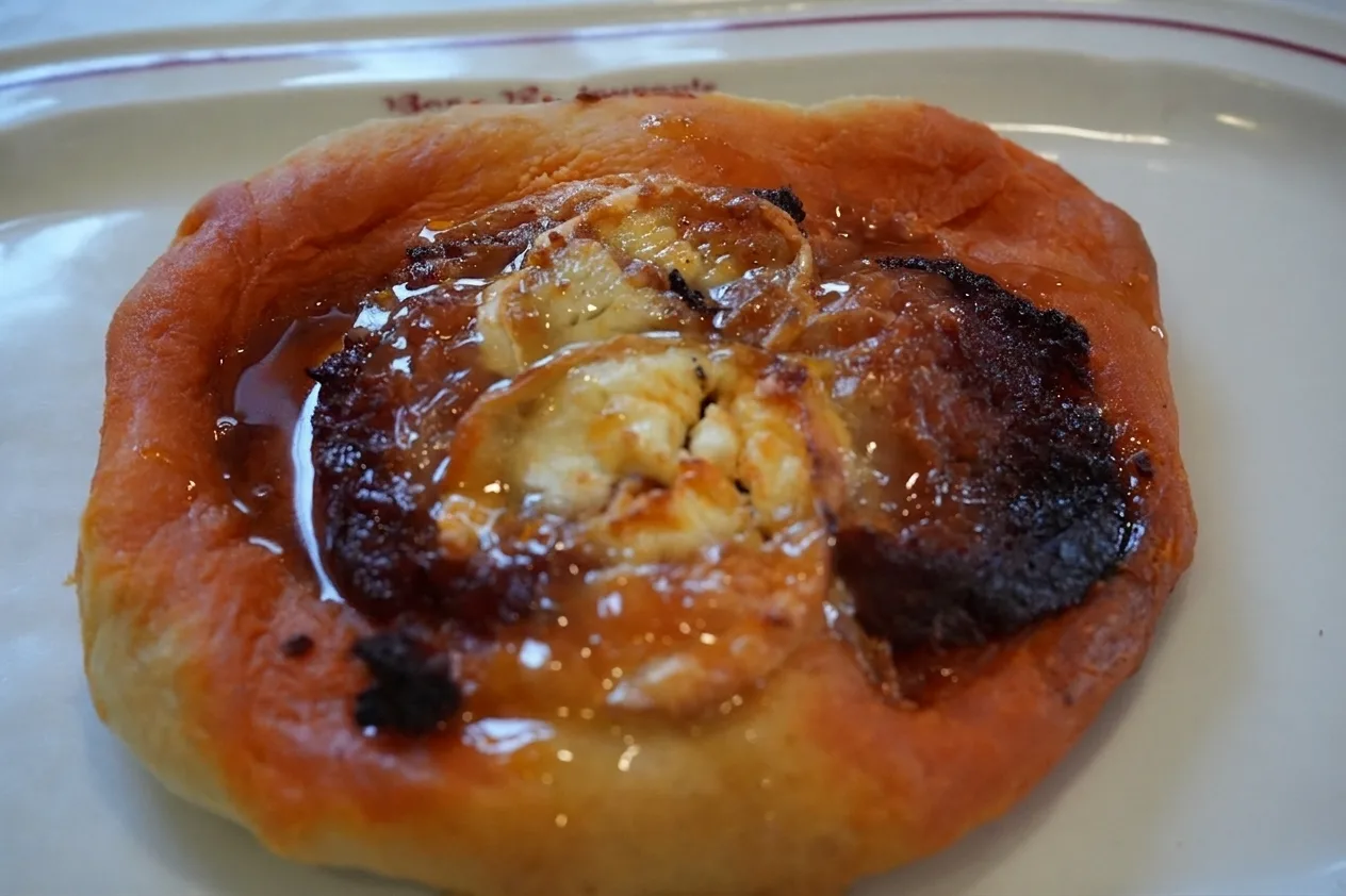 Coca de Sobrasada de Mallorca, Queso de Cabra y Miel, de Bar Llàcer, en la Jornada de Cocas de Dénia